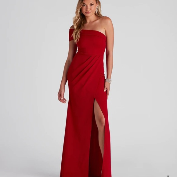 Windsor Dresses & Skirts - NWT Asymmetrical Gown